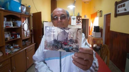 Luis Calcaterra muestra la destrucción en su casa en Río Tercero