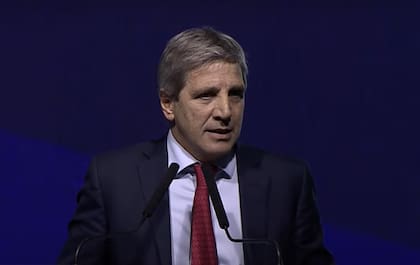 Luis Caputo adelantó que el impuesto al cheque y las retenciones están en la mira.