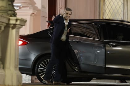 Luis Caputo anoche al retirarse de la Casa Rosada.