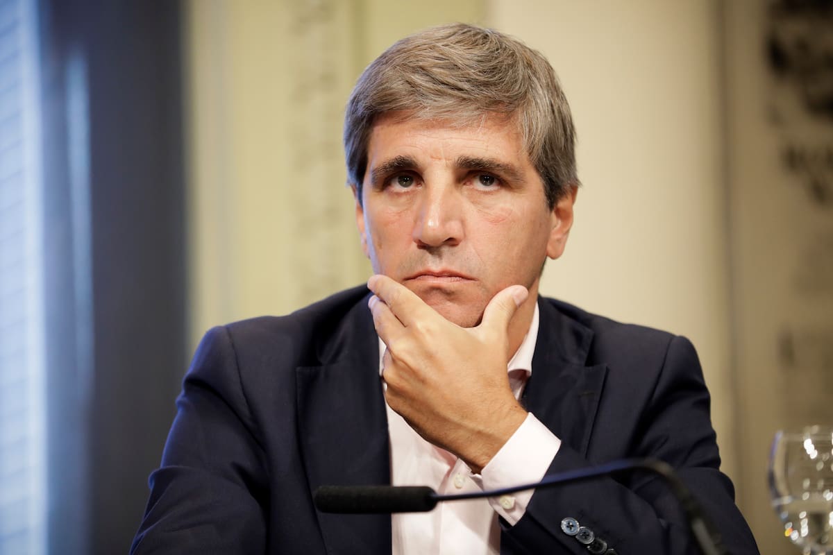 Luis Caputo anunció la baja de las retenciones vigente hasta el 30 de junio próximo
