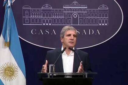Luis Caputo anunció la baja temporal de las retenciones al campo
