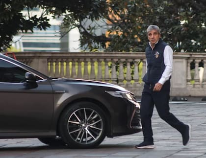 Luis Caputo aseguró que el Gobierno venderá "hasta el último dólar en el techo de la banda"