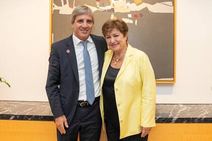 Luis Caputo con la titular del Fondo Monetario Internacional (FMI), Kristalina Georgieva en Washington DC