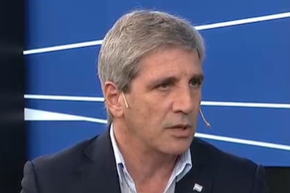 Luis Caputo descartó la posibilidad de dolarizar la Argentina