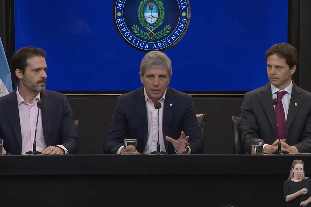 Luis Caputo, durante la conferencia de prensa en el Palacio de Hacienda, junto con Baltasar Felipe Romero Krause, del Banco Central, Juan Cruz Micele, del FGS
