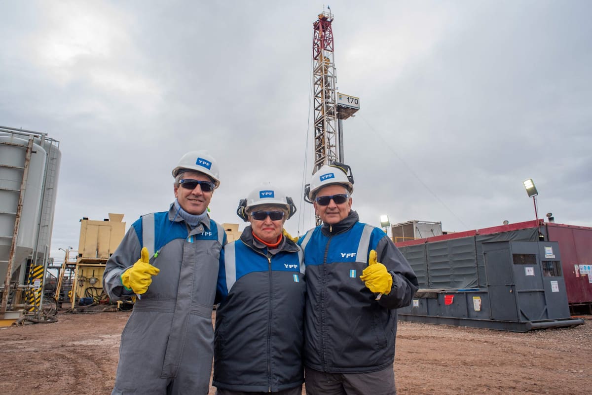 Luis Caputo (Economía), Kristalina Georgieva (FMI) y Horacio Marín, CEO de YPF, en Loma Campana.