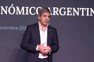 Caputo exigió a los bancos que acepten los dólares "bajo el colchón"