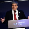 Caputo dijo que la economía crece menos y que el riesgo país subió también por la incertidumbre local