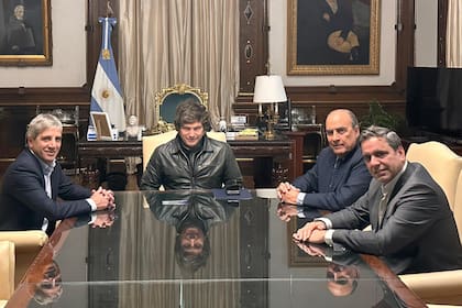 Luis Caputo, Javier Milei, Guillermo Francos y Lisandro Catalán, cuando la Casa Rosada anunció el lanzamiento de una mesa federal de diálogo para los gobernadores