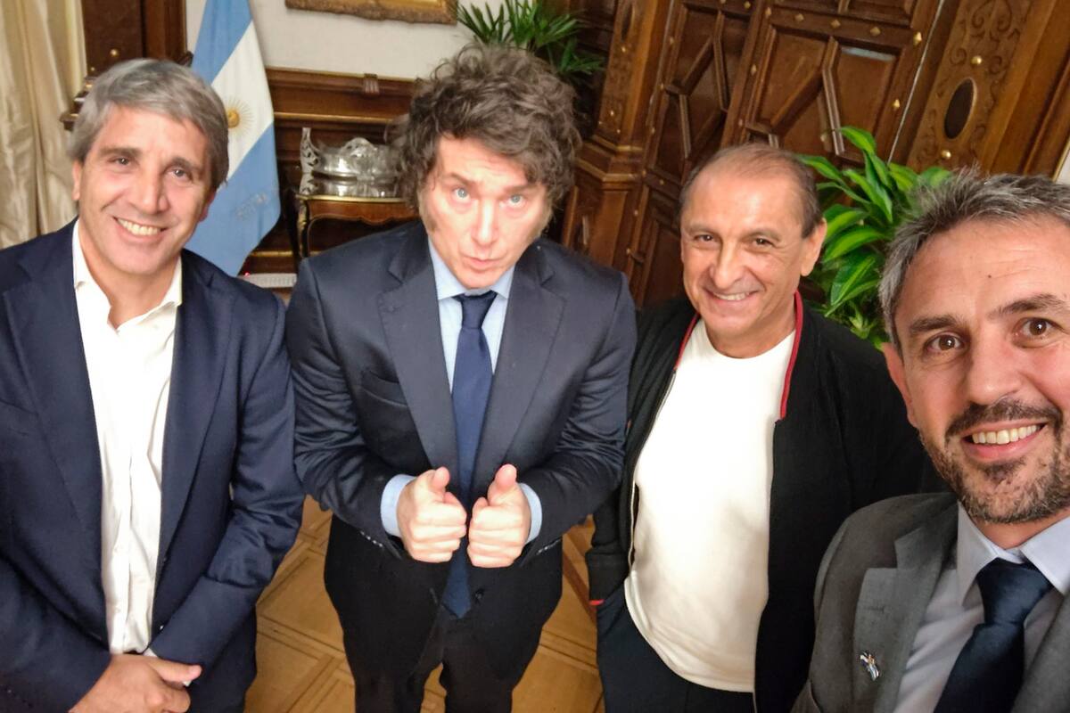 Luis Caputo, Javier Milei, Ramón Díaz y Martín Menem