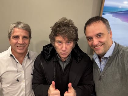 Luis Caputo, Javier Milei y Manuel Adorni