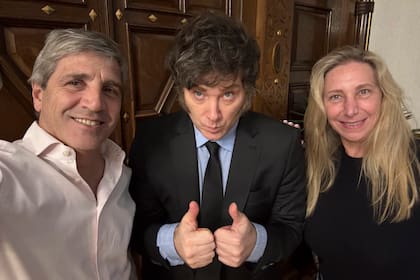 Luis Caputo, Javier y Karina Milei festejaron la aprobación del acuerdo con el FMI