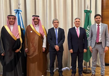 Luis Caputo les firmó el aval de deuda a Pullaro y Llaryora con un fondo kuwaití
