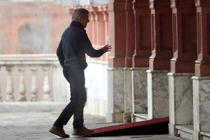 Luis Caputo llega a Casa de Gobierno