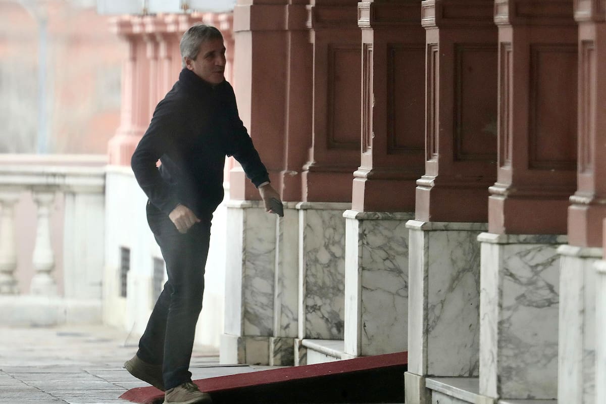 Luis Caputo llega a Casa de Gobierno