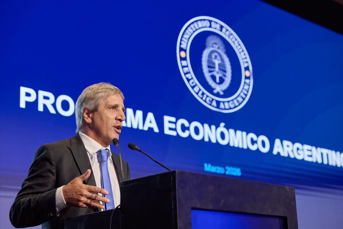 Luis Caputo, ministro de Economía, difundió los datos fiscales de febrero, que muestran un superávit financiero por segundo mes consecutivo