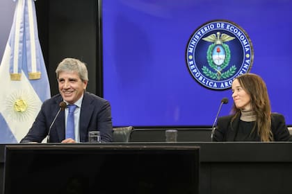 Luis Caputo, ministro de Economía, encabezó la presentación del proyecto en el Palacio de Hacienda junto a María Ibarzábal Murphy, secretaria de Legal y Técnica