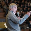El ministro Caputo habló de devaluación y de cómo lograr créditos hipotecarios en dólares