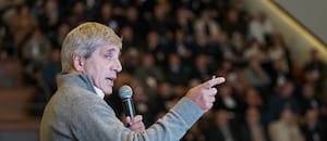 El ministro Caputo habló de devaluación y de cómo lograr créditos hipotecarios en dólares