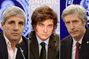 Luis Caputo, ministro de Economía; Javier Milei, presidente de la Argentina; Santiago Bausili, presidente del Banco Central