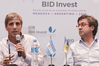 Luis Caputo, Ministro de Finanzas, y Luis Moreno, del BID, en una conferencia que dieron en marzo