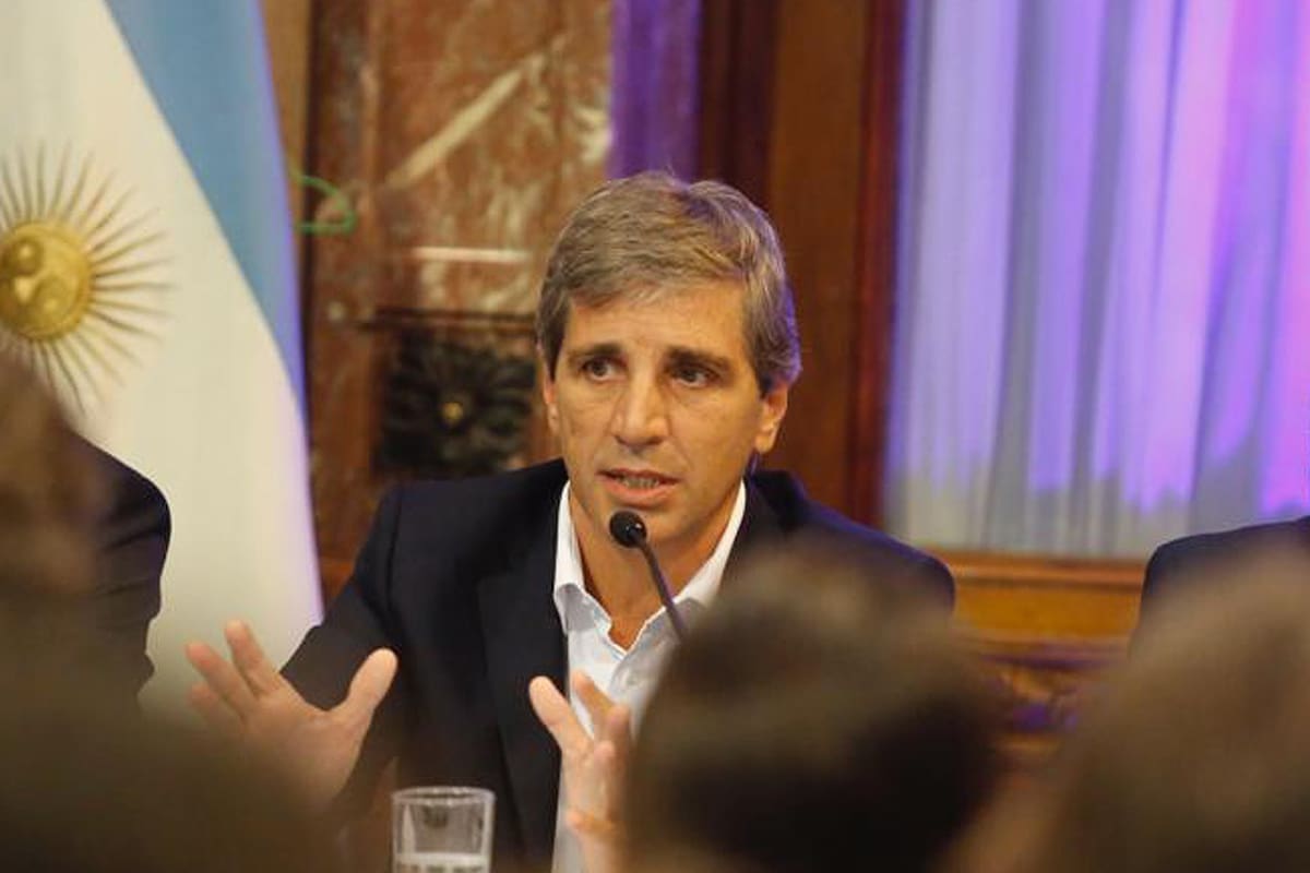 Luis Caputo responde en el Congreso por las empresas offshore y el aumento de la deuda