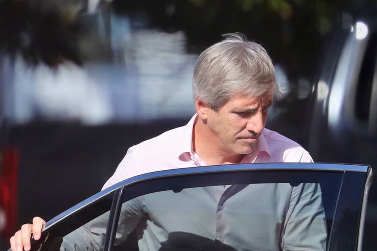 Luis Caputo saliendo de Casa Rosada.