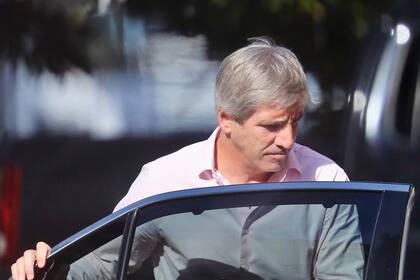 Luis Caputo saliendo de Casa Rosada.