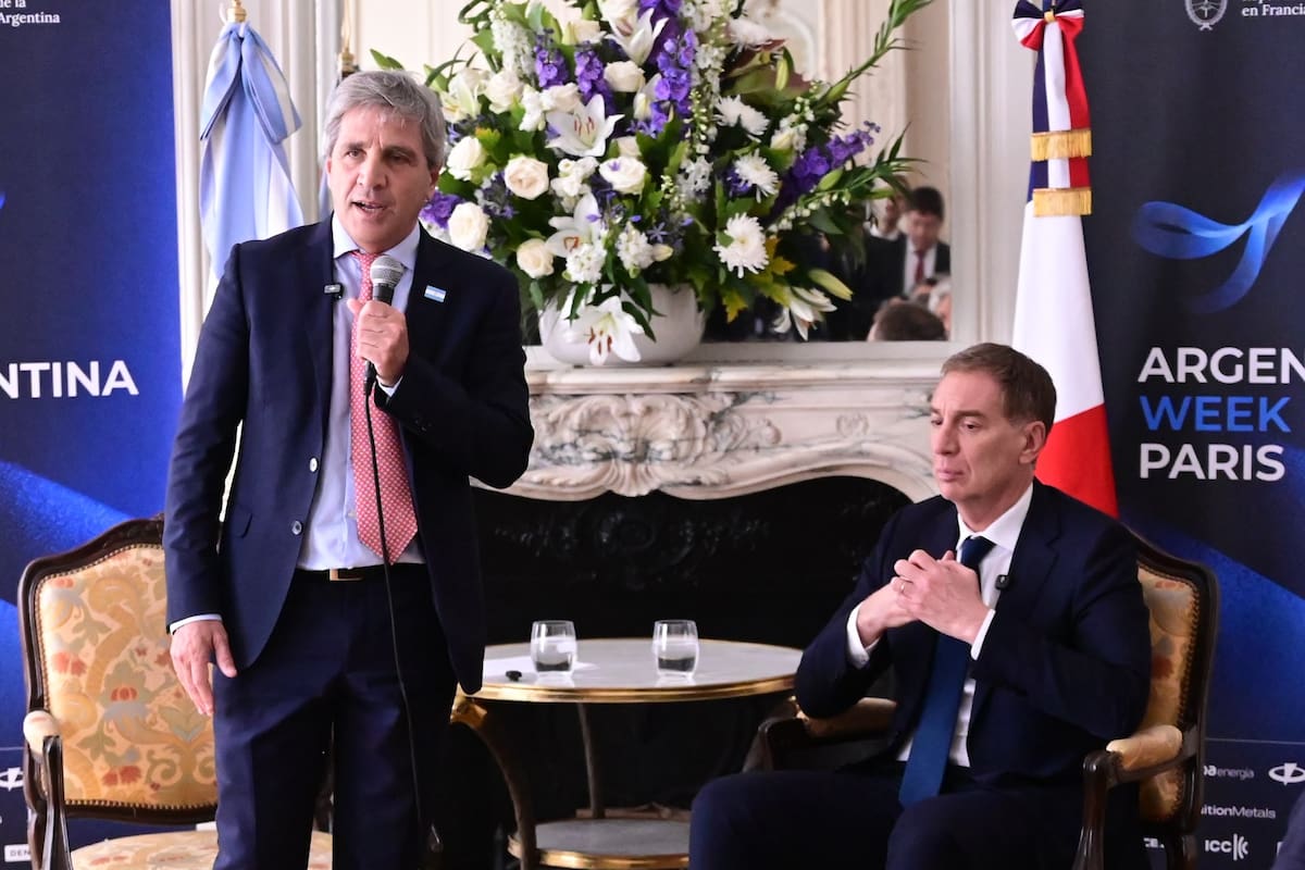Luis Caputo y Diego Santilli en la embajada argentina en París