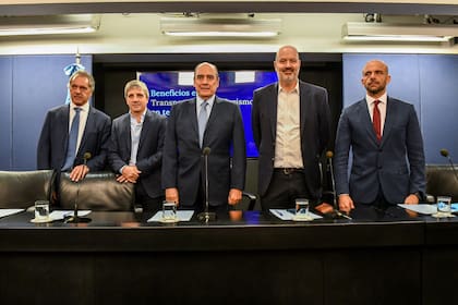 Luis Caputo y Federico Sturzenegger realizaron su primer anuncio juntos sobre un plan de estímulo al turismo en invierno.