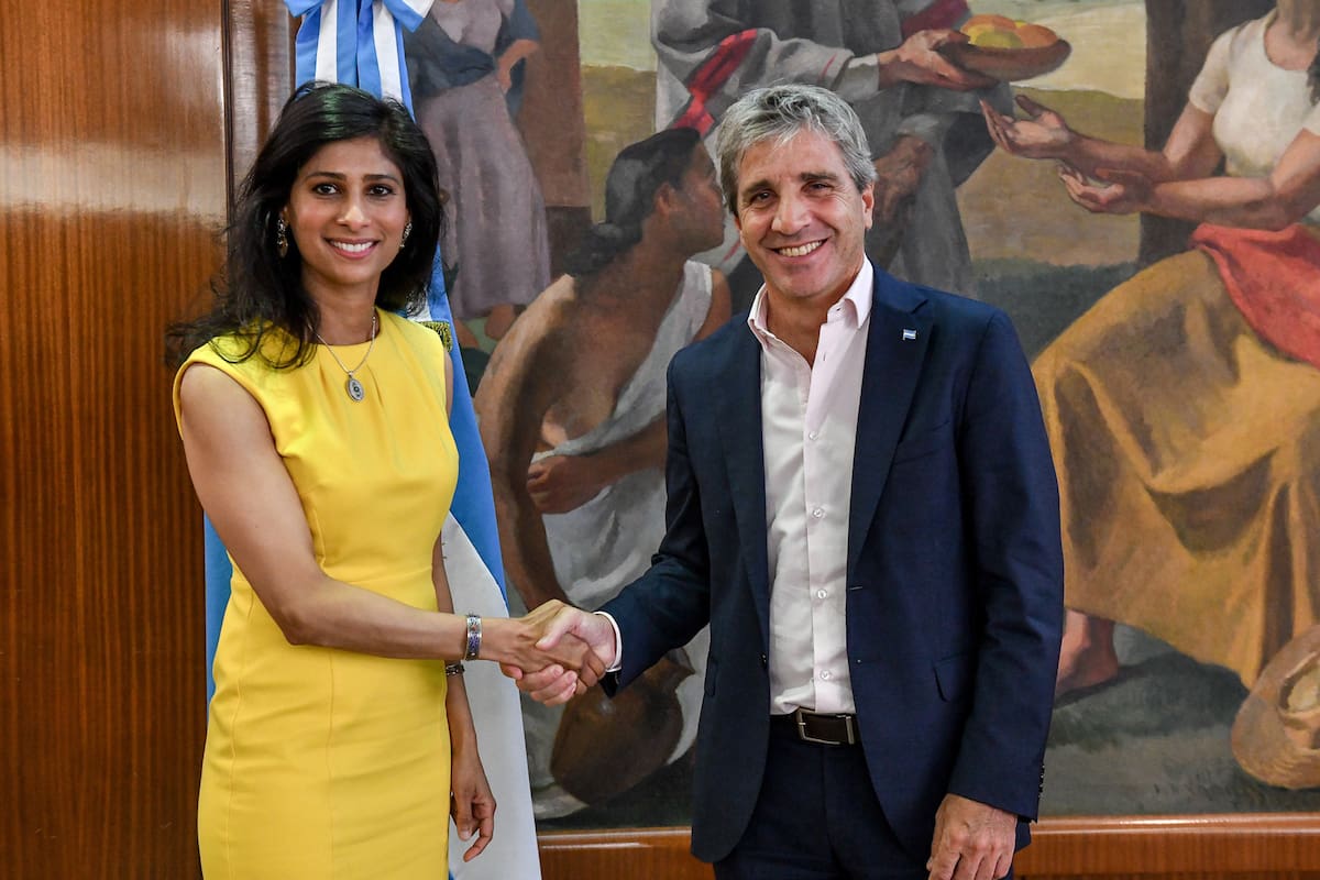 Luis Caputo y Gita Gopinath del FMI
