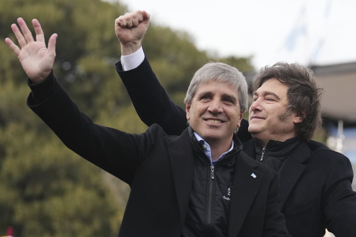 Luis Caputo y Javier Milei (AP Photo/Gustavo Garello)