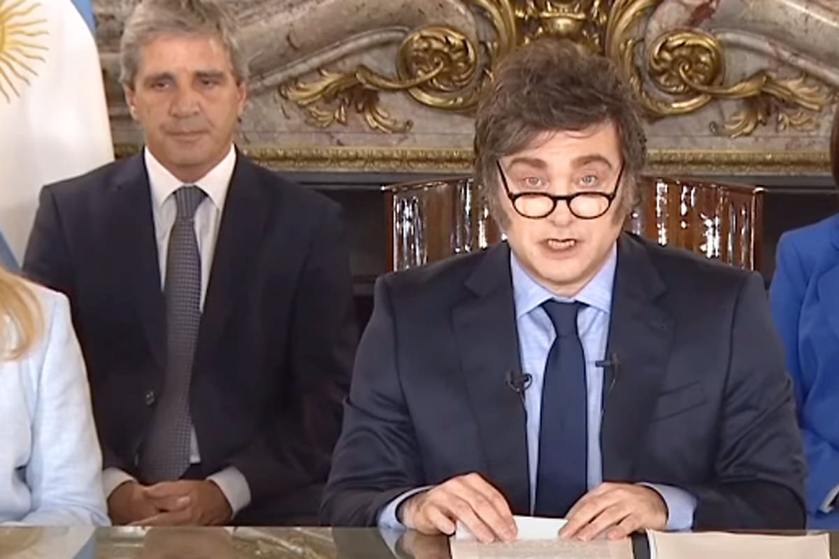 Luis Caputo y Javier Milei, durante el mensaje emitido por cadena nacional