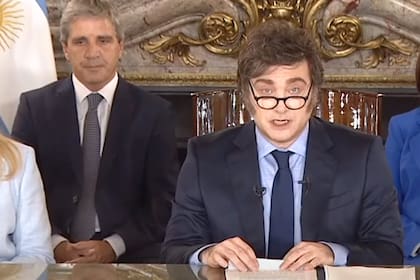 Luis Caputo y Javier Milei, durante el mensaje emitido por cadena nacional