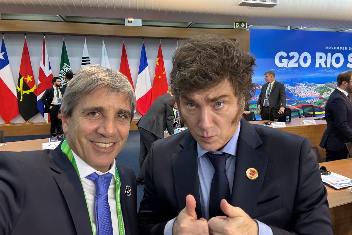 Luis Caputo y Javier Milei en el G20, en Brasil; el ministro confirmó el cierre de Ciccone