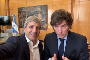 Luis Caputo y Javier Milei, quien en la campaña electoral habló de terminar con las retenciones