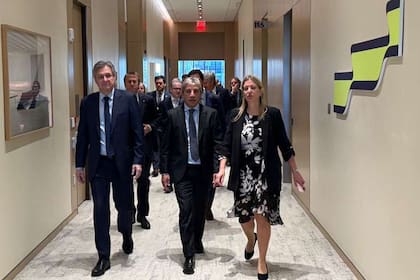 Luis Caputo y José Luis Daza, al llegar a la sede del JP Morgan para la "Argentina Week" en Nueva York.