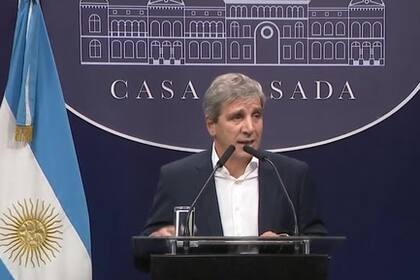Luis Caputo y Manuel Adorni anunciaron la baja temporal de las retenciones al campo