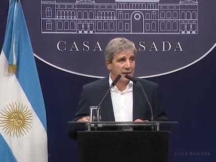 Luis Caputo y Manuel Adorni anunciaron la baja temporal de las retenciones al campo