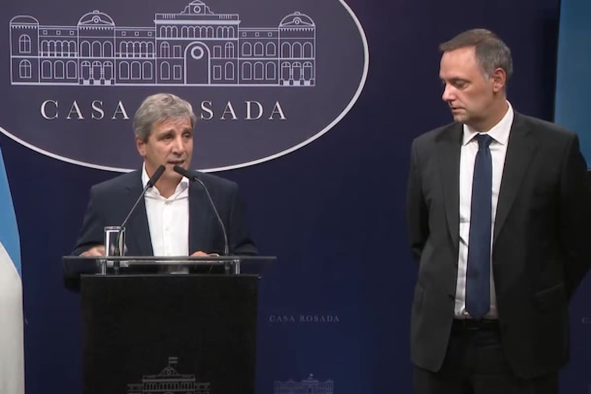 Luis Caputo y Manuel Adorni anunciaron la baja temporal de las retenciones al campo