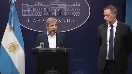 Luis Caputo y Manuel Adorni anunciaron la baja temporal de las retenciones al campo