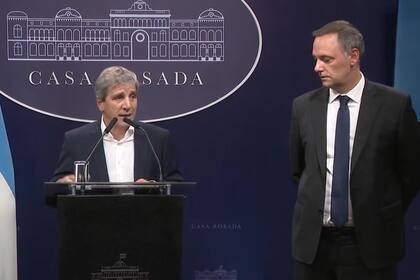 Luis Caputo y Manuel Adorni anunciaron la baja temporal de las retenciones al campo