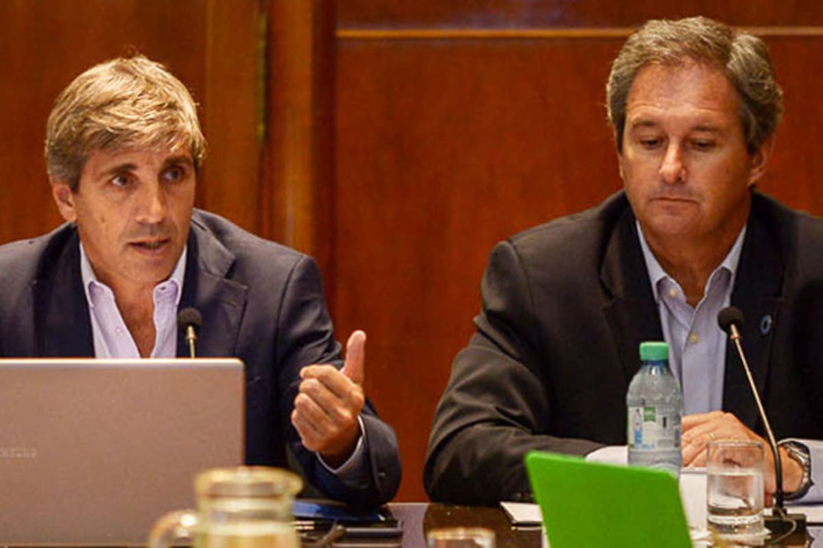 Luis Caputo y Pablo Quirno, en la reunión de ayer con la prens