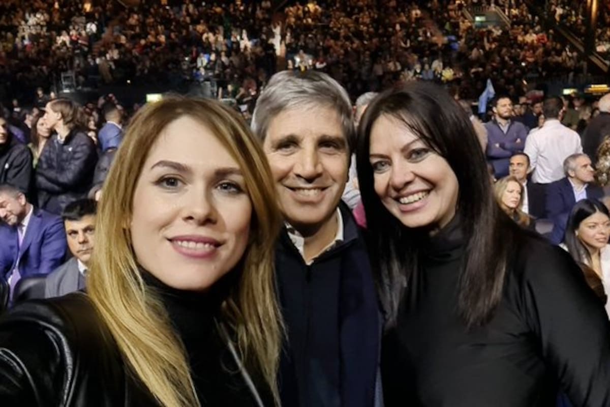 Luis Caputo y Sandra Pettovello, los dos "mejores ministros de la historia", según el presidente Milei. Aquí, con la diputada Lilia Lemoine