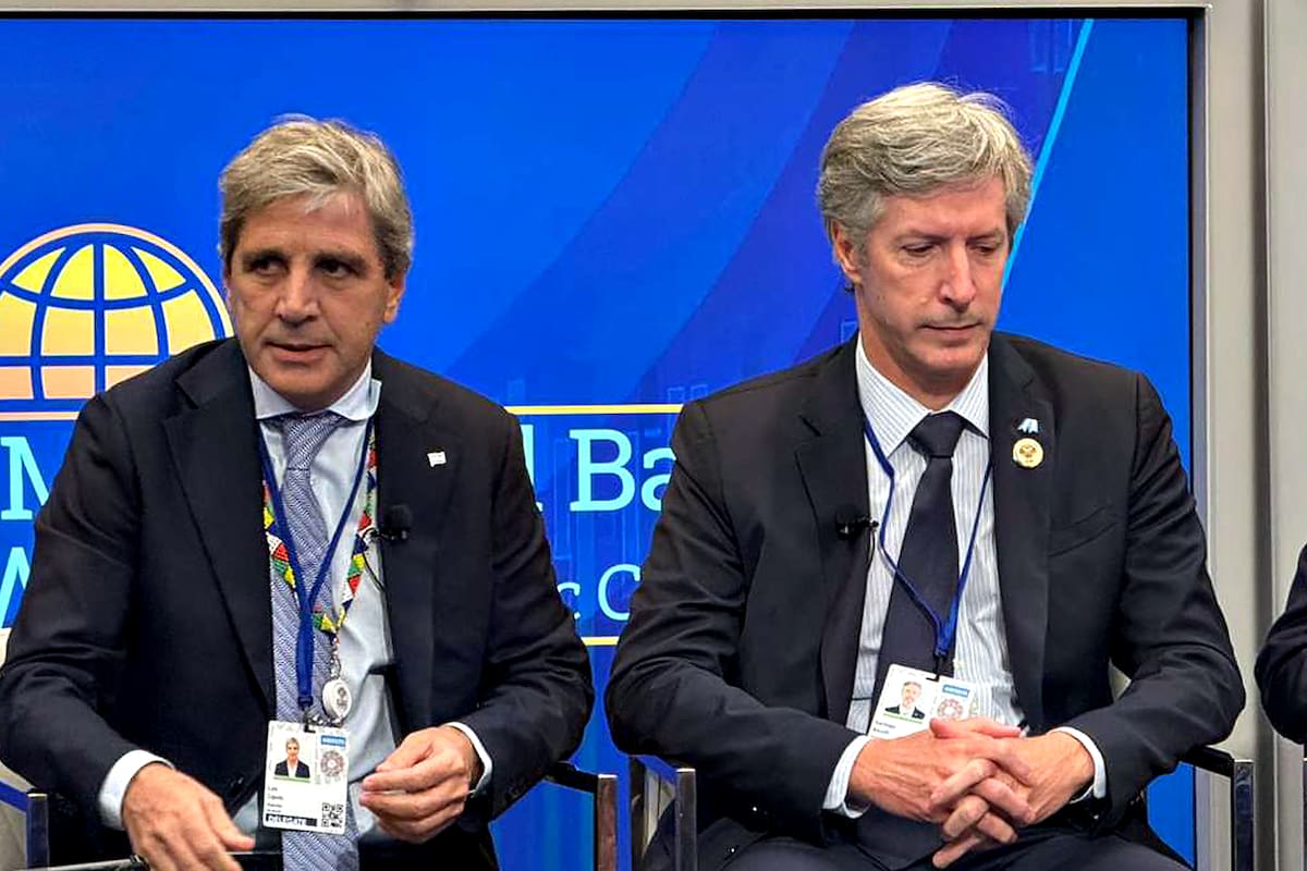 Luis Caputo y Santiago Bausili, en el Atlantic Council, en Washington.