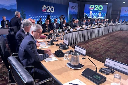 Luis Caputo y Santiago Bausili, en la cumbre del G20 en Asheville, Carolina del Norte.