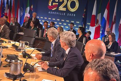 Luis Caputo y Santiago Bausili, en la cumbre del G-20 en Asheville, Carolina del Norte.
