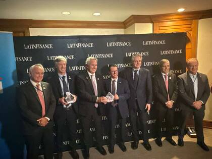 Luis Caputo y Santiago Bausili recibieron en Washington el premio de LatinFinance al Ministro de Economía y al Presidente del Banco Central del año; los acompañó el resto del equipo económico.
