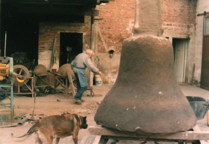 Luis Carlos Mario Bellini recorriendo su taller en San Carlos.