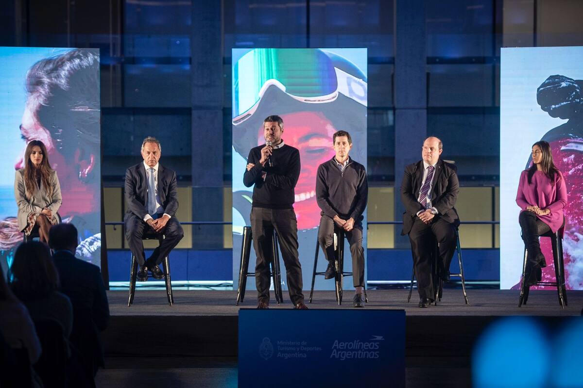 Luis Ceriani, presidente de Aerolíneas Argentinas, Matías Lammens, ministro de Turismo y Deportes, Wado de Pedro, ministro del Interior y Daniel Scioli, embajador ante Brasil, en el CCK